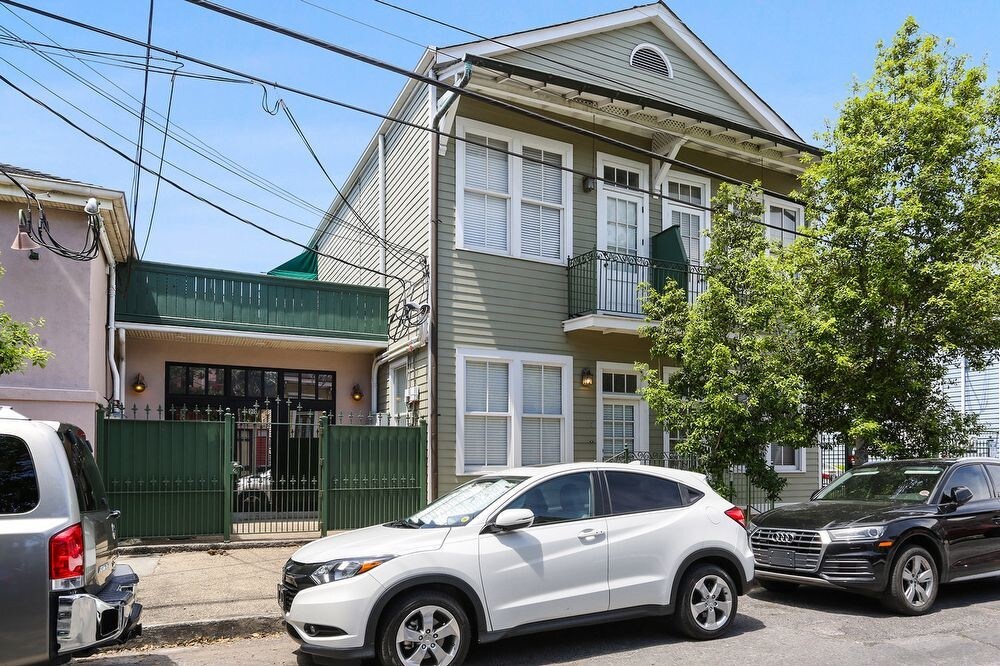 Primary Photo - 910 Touro St