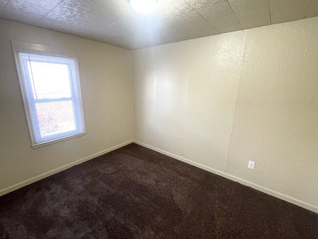 Photo - 4 Bedrooms garage/workshop combo (has electricity) Apartment