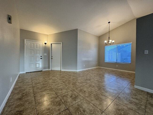 Foto del edificio - CHARMING 3 BEDROOM WITH LARGE YARD NEAR KYRENE/CHANDLER