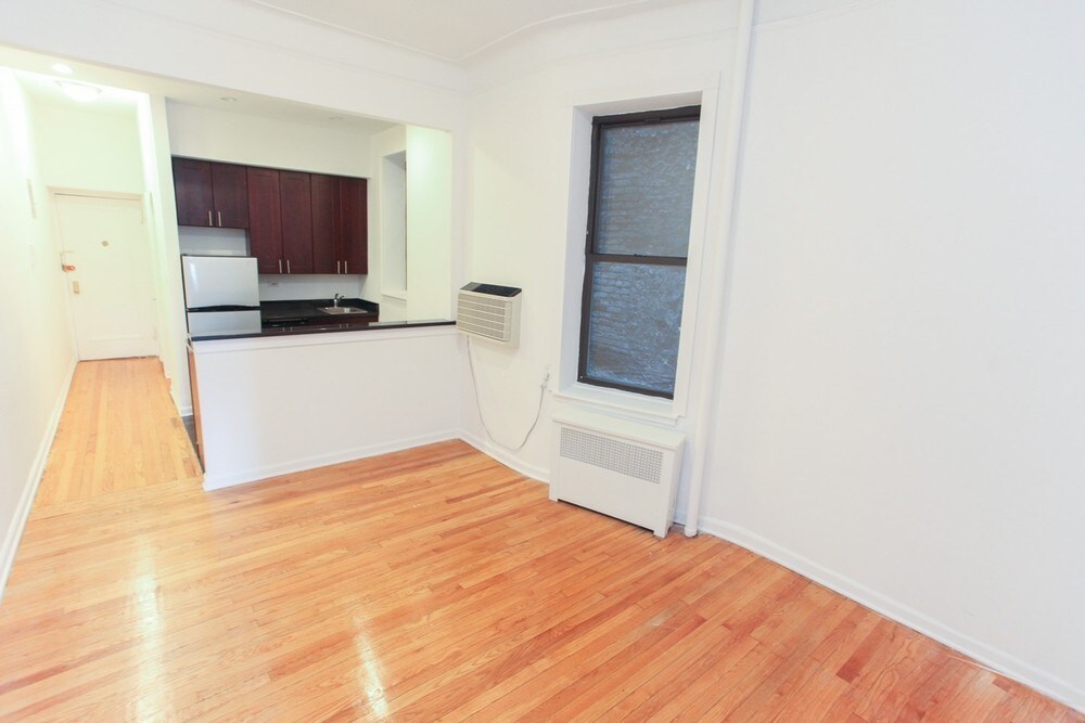 Primary Photo - 174 Thompson St