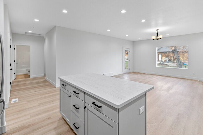 Large living /dining area - 642 S 100 W