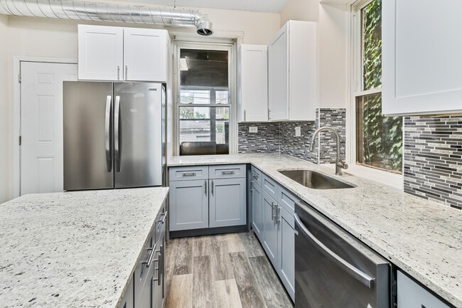 Building Photo - 1345 N Maplewood Ave