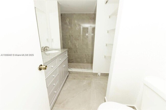 Foto del edificio - 4235 N University Dr