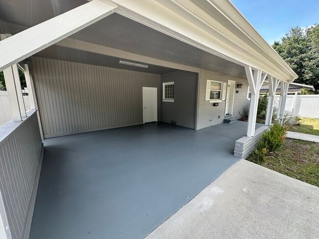 Building Photo - Beautiful 3 bedroom, 2 bath home located i...