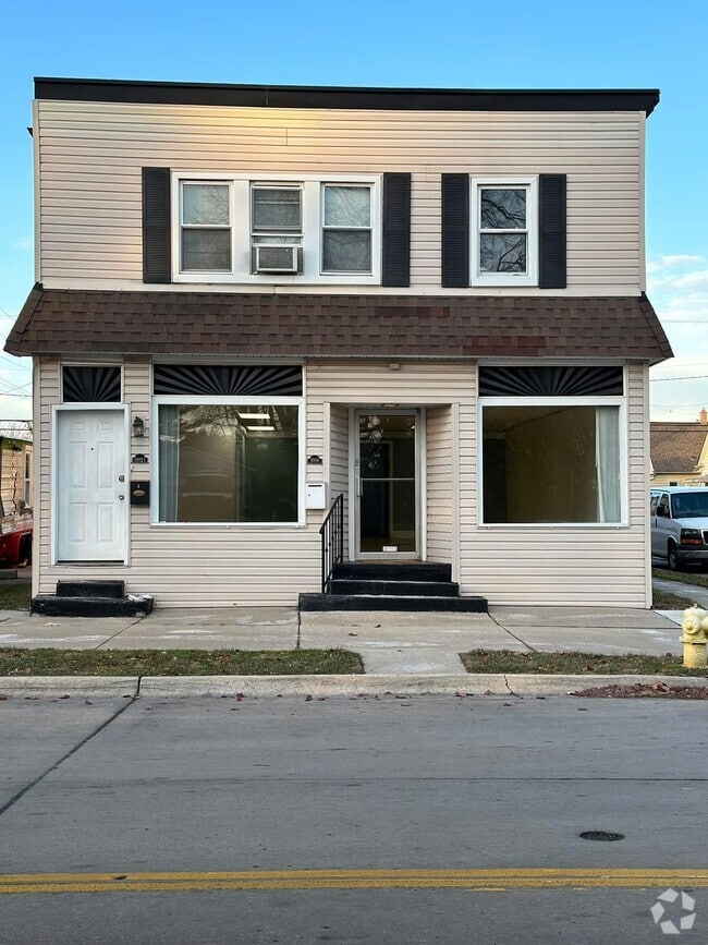 Building Photo - 1002 Oak St