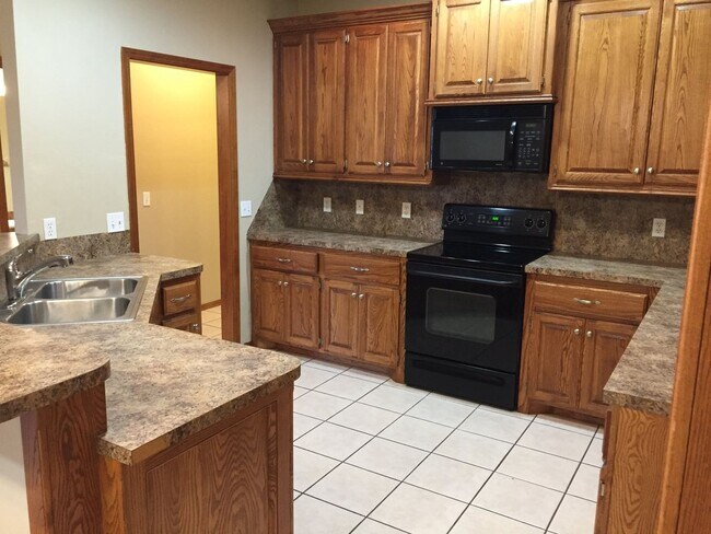 Building Photo - 2 Bed 2 Bath duples in Moore!