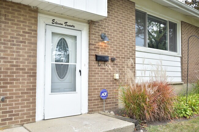 Building Photo - 1120 E Kitson Dr