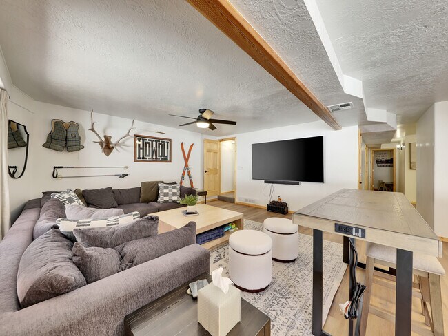 Building Photo - 656 Aspen Dr