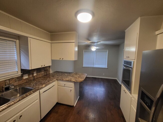Foto del edificio - 3 Bed 2 Bath, 2 Car Garage