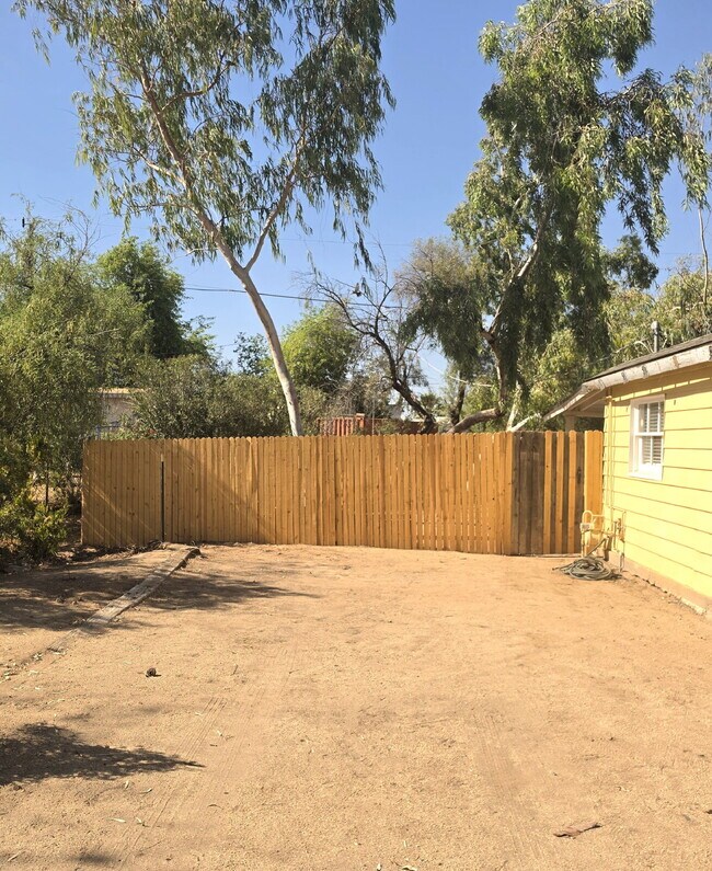 Building Photo - CHARMING NORTH PHOENIX HOME WITH FIREPLACE AND BACKYARD