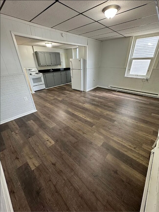 Foto del edificio - Completely Remodeled Spacious One-Bedroom Apartment First Floor