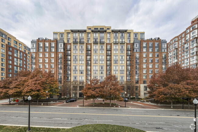 Building Photo - MAA Carlyle Square