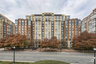 Building Photo - MAA Carlyle Square