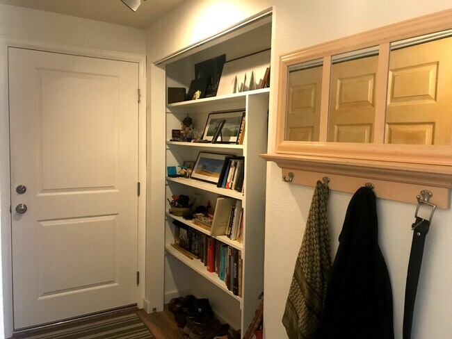 Building Photo - Studio Apartment in Awesome Denver Location!