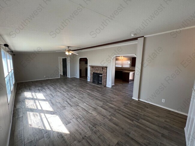 Foto del edificio - Spacious 3 bedrooms 2 baths home- Storage ...