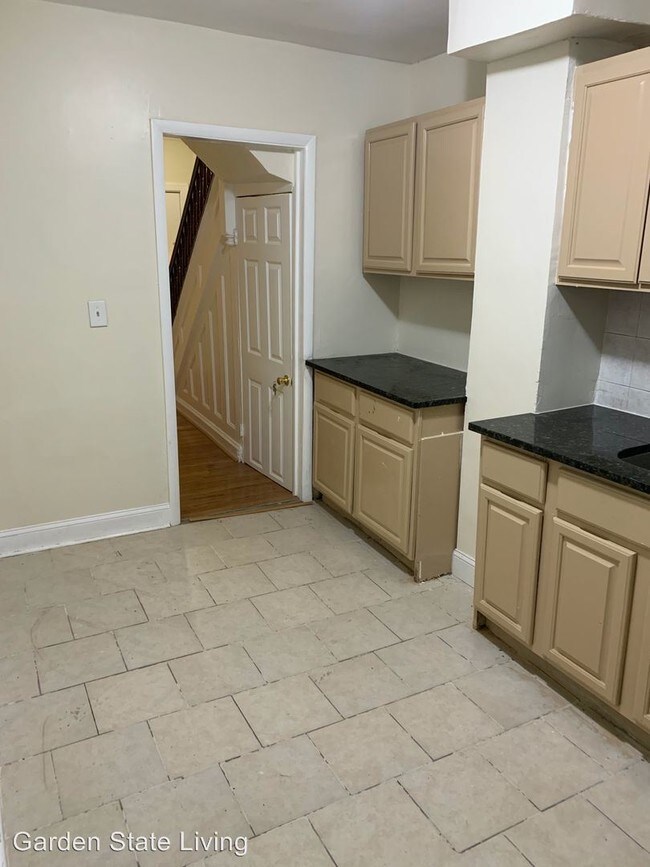 Building Photo - 3 br, 1 bath House - 45 N 5th St