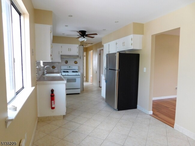 Building Photo - 420 7th St