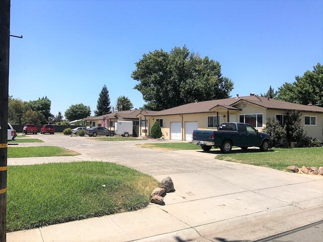 Building Photo - 5726 Belleview Ave