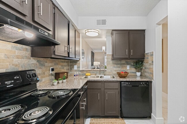 2BR, 1BA - 934SF - Kitchen - Parkway And Parkgreen On Bellaire