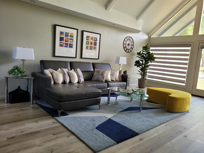 living area - 915 Biscayne