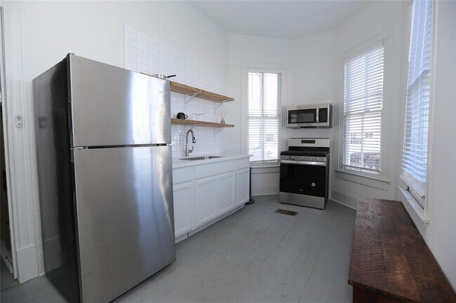 Building Photo - 304 18th St