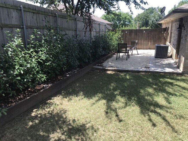 Foto del edificio - $1195 -Charming duplex in Pilot Point