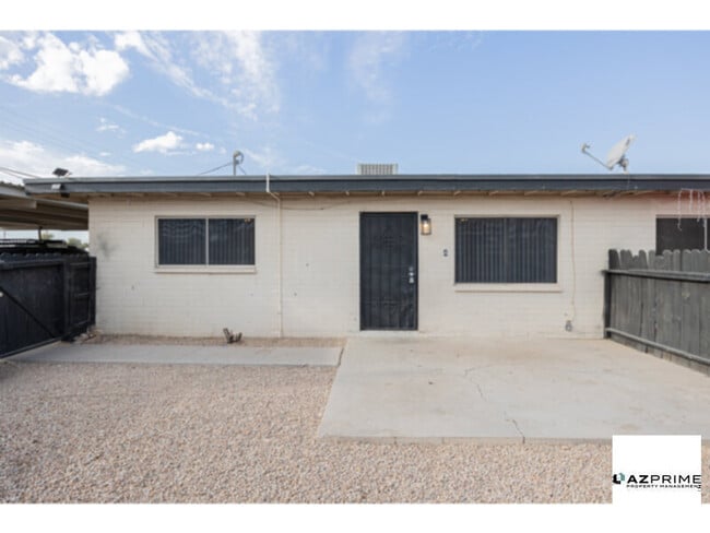 Building Photo - $650 OFF FIRST MONTH'S RENT MOVE IN SPECIA...