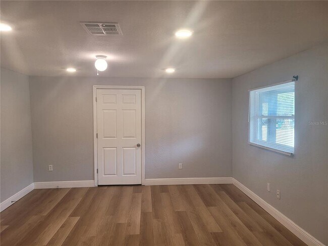 Foto del edificio - 1320 S Oleander Ave