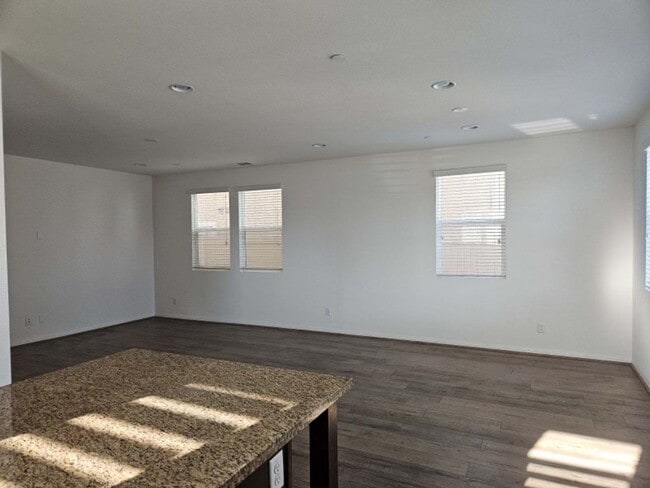 Building Photo - 3 bed, 2 1/2 bath home in Los Agaves Community!