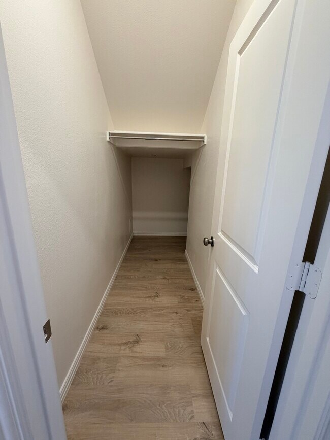 Armario de almacenamiento debajo de la escalera 2 - 4729 Spinner St