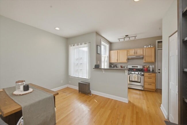 Building Photo - 1319 W Addison St
