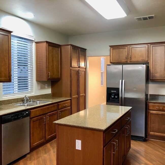 Building Photo - $2,695 Shepherd & Clovis, 3 Bed +Loft, Bea...