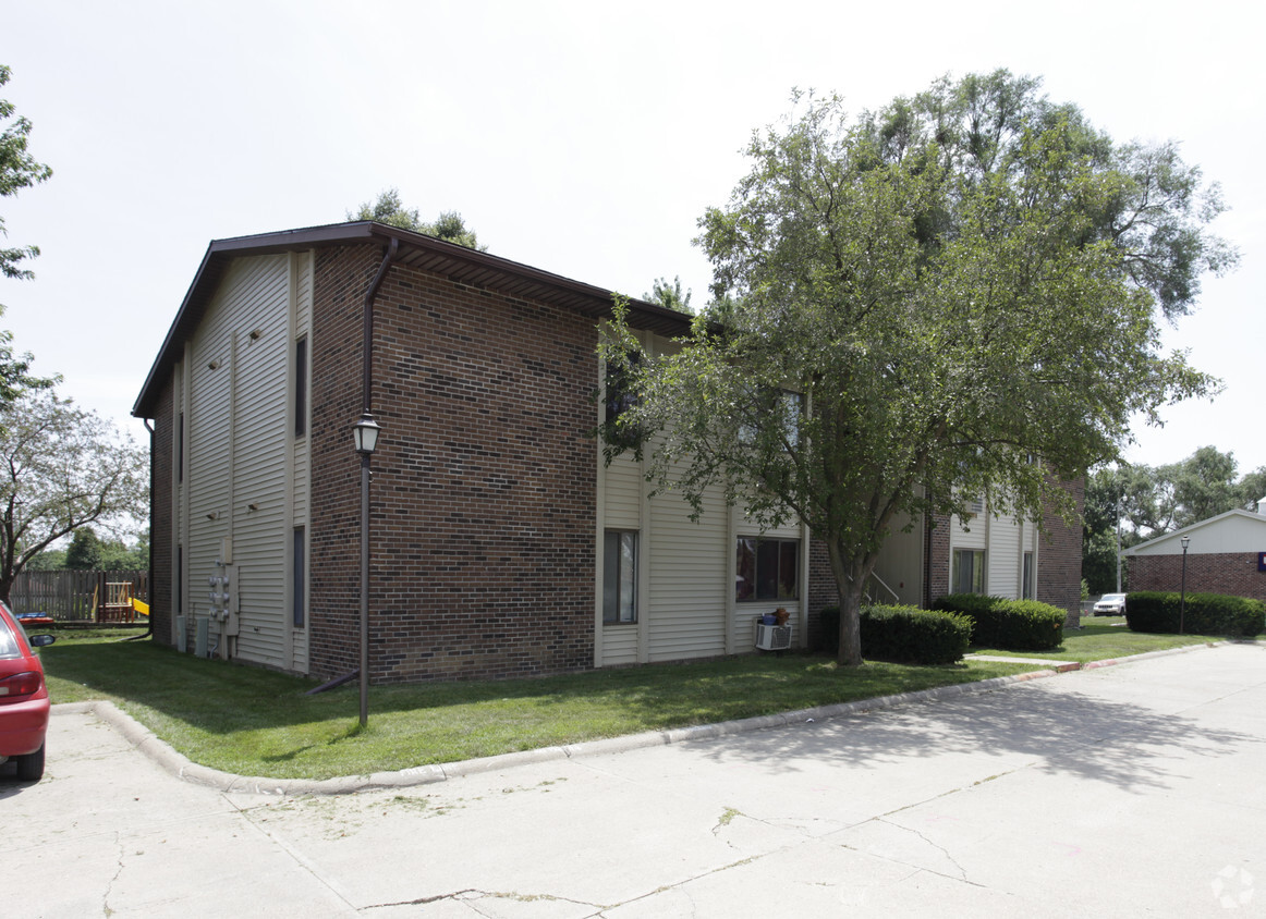 Building Photo - Eaglewood Court Apartments