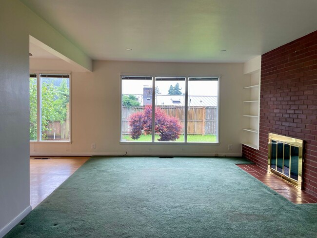 Building Photo - Cute home on a quiet street. Pets are welc...
