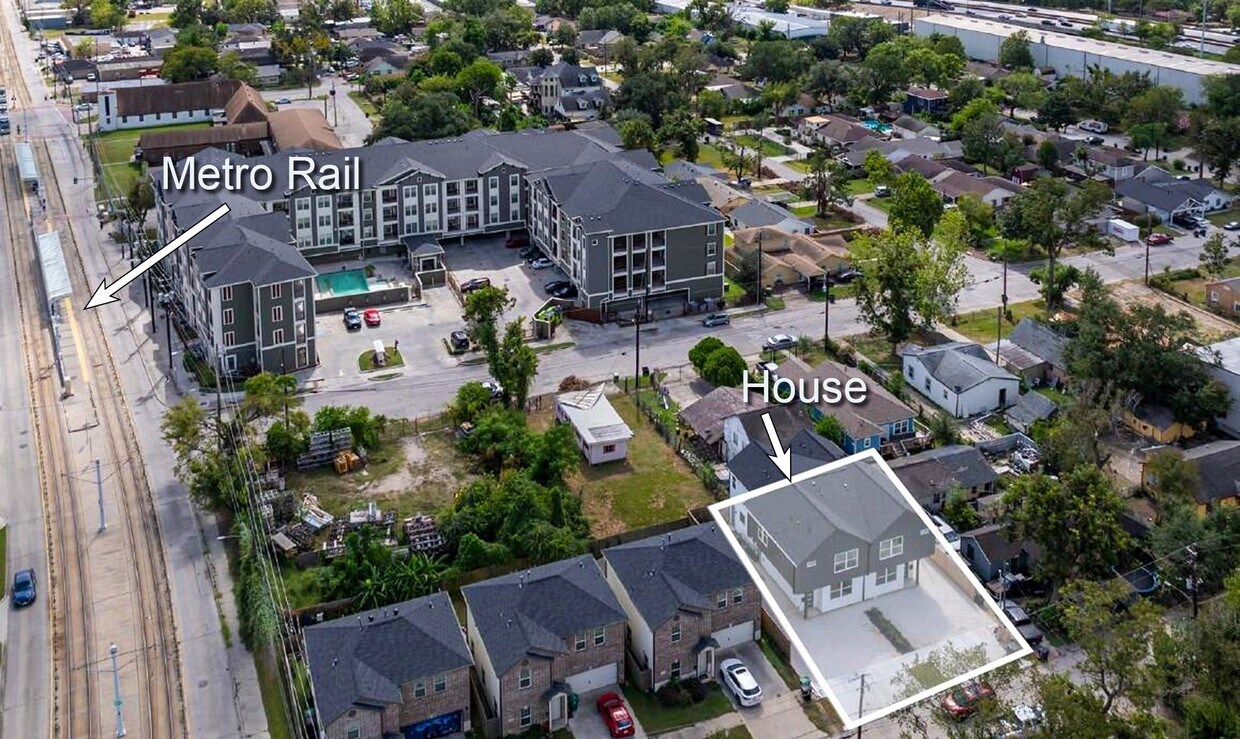 Building Photo - 203 Danna Ln