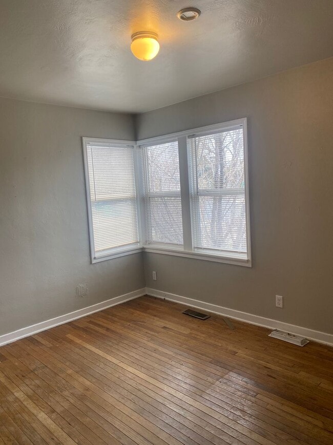 Building Photo - Close to UNR and Downtown!