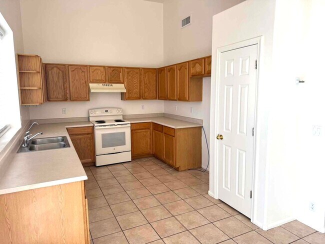 Foto del edificio - 7339 E Lakeview Ave