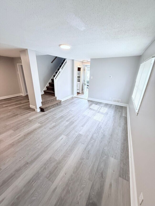 Foto del edificio - 4 Bed, 1 Bath Row home - Section 8 Approved