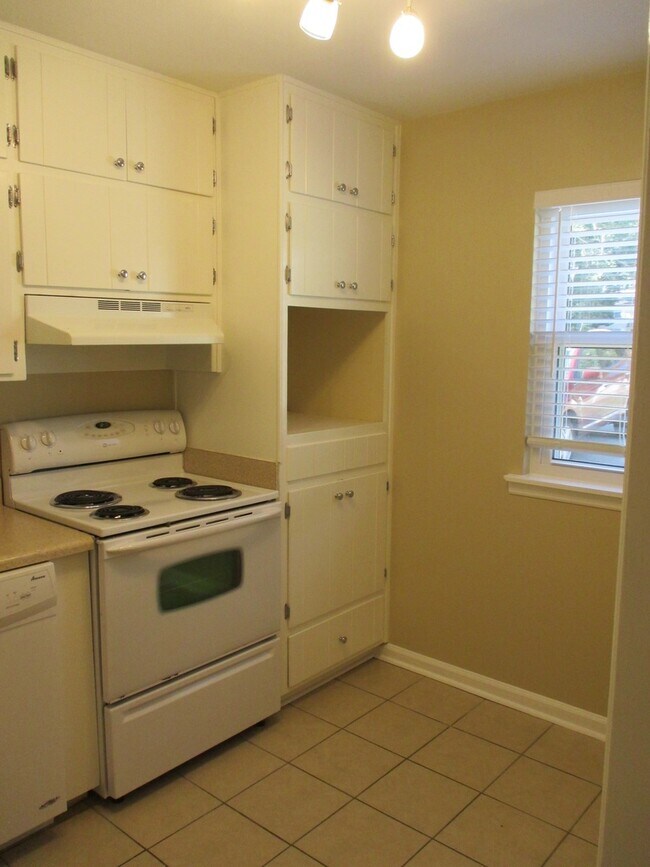 Foto del edificio - Stunning 2 Bed, 2 1/2 Bath Townhouse Available July 2026