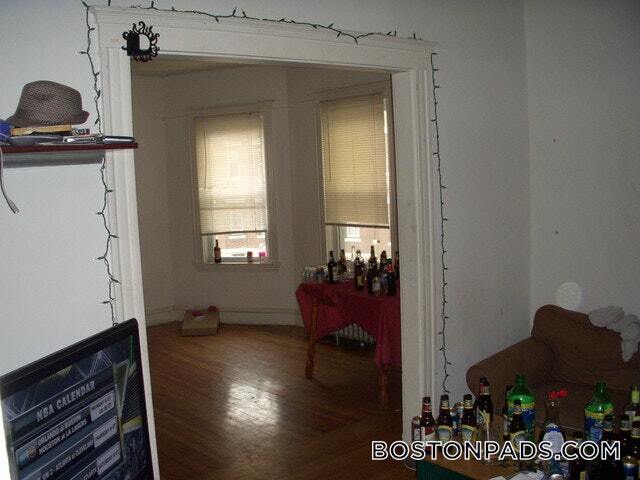 Building Photo - 208 Kelton St
