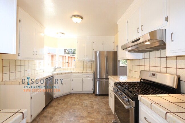 Building Photo - Oakmore Ranch Style Home