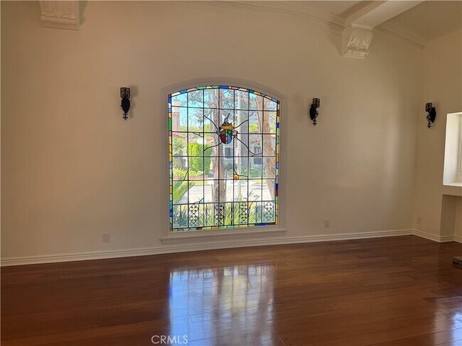 Building Photo - 144 S La Peer Dr