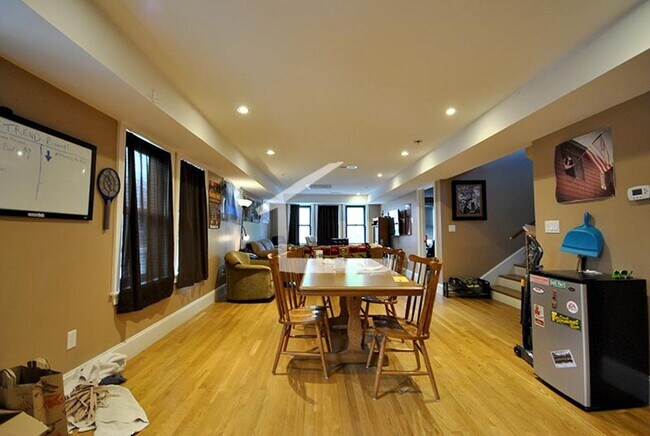 Foto del edificio - Beautiful, Spacious and Renovated Brighton 5 Bed/2 Bath, Parking Included, on Woodstock Ave