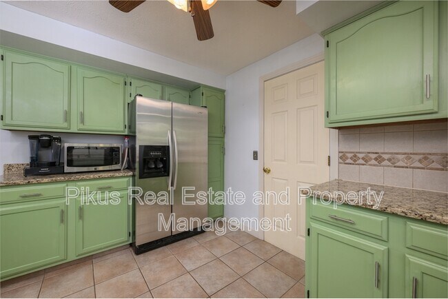 Foto del edificio - 8294 Whiteridge Cir