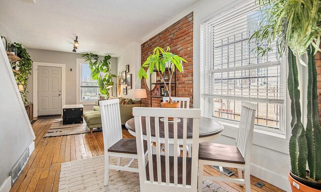 Foto del edificio - 121 E 8th Ave