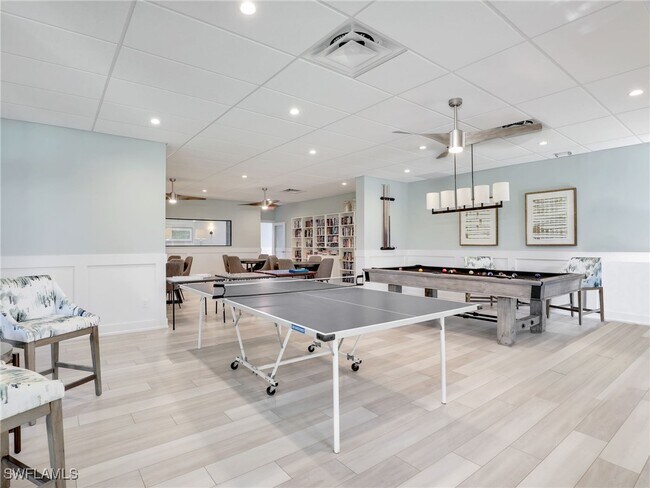 Foto del edificio - 555 Park Shore Dr