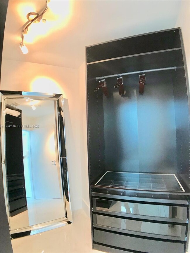 Foto del edificio - 50 South Pointe Dr