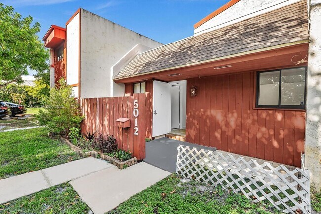 Building Photo - 5012 SW 40th Ave