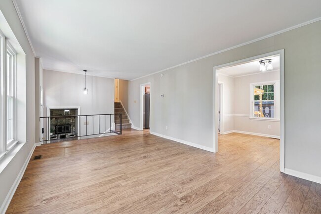 Foto del edificio - Gorgeous contemporary split-level near Lak...