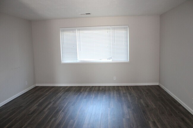 Building Photo - Spacious 5 Bed 3 Bath Home in quiet neighb...